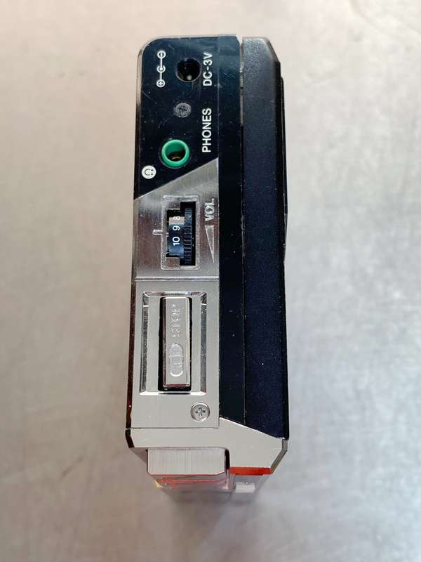 AIWA HS-G 55 Stereo Cassette Player Walkman vintage , comes with earbuds (no brand)