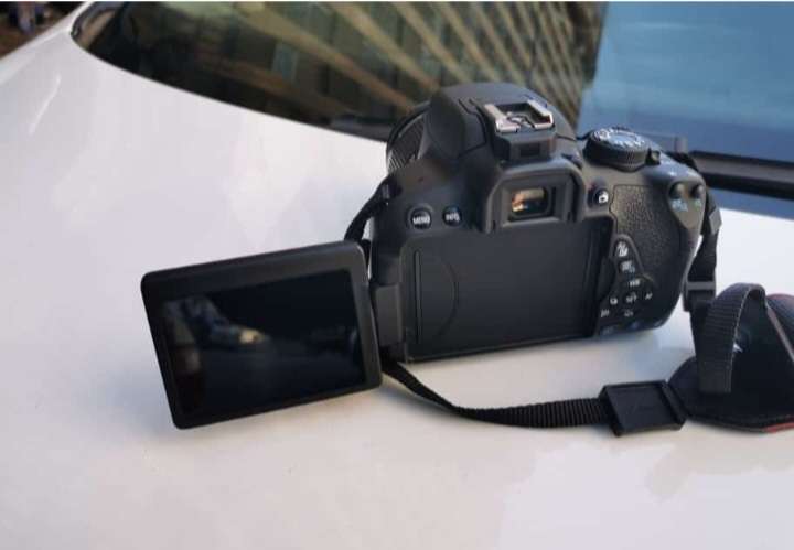 Canon 700d slr camera