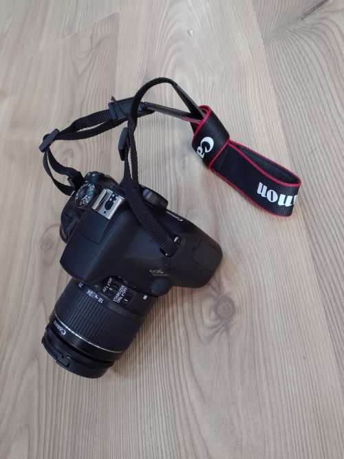 canon 2000d slr camera