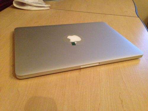 Macbook Pro (Retina) 13 inch Core i5 2.4ghz. 4gb ram 128gb SSD