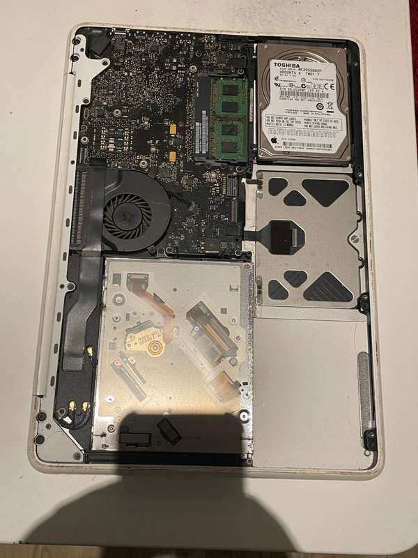 MacBook Unibody (FOR PARTS)