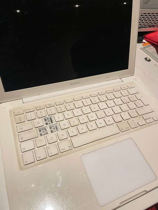 MacBook Unibody (FOR PARTS)