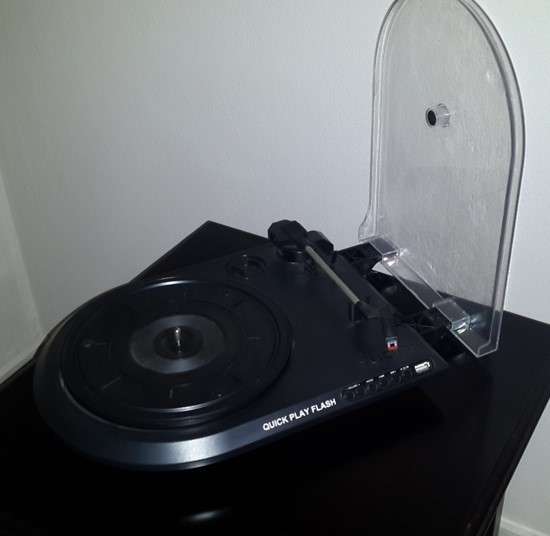 ION Vinyl Player / Turntable with USB Flash Drive (Converts to MP3)