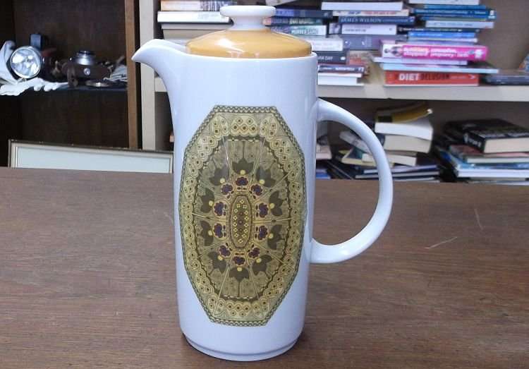 A TRULY RETRO 1970`S DESIGN TEAPOT BY ROYAL DOULTON IN THE PARQUET PATTERN...SWEET !!