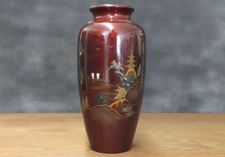 AN EXCEPTIONALLY RARE OLD JAPANESE VASE WITH LACQUER AND MOTHER OF PEARL INLAY
