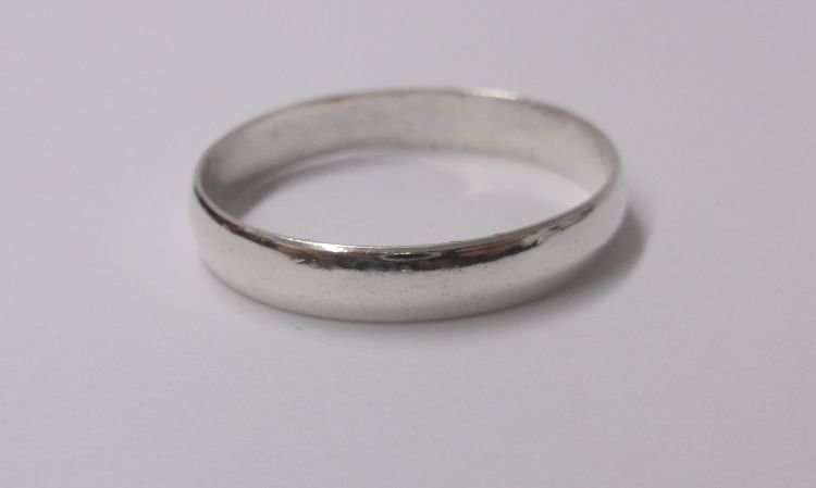 A GOOD QUALITY SOLID STERLING SILVER 4 MM GENTS WEDDING BAND ...BIG SIZE !!!