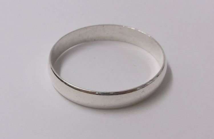 A GOOD QUALITY SOLID STERLING SILVER 4 MM GENTS WEDDING BAND ...BIG SIZE !!!