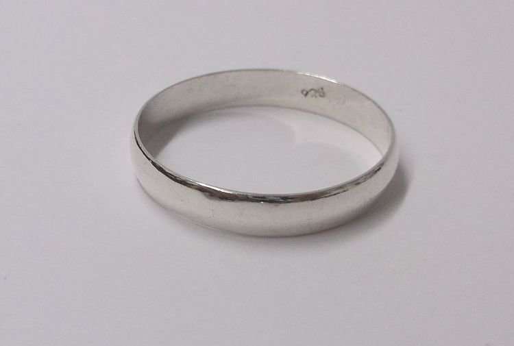 A GOOD QUALITY SOLID STERLING SILVER 4 MM GENTS WEDDING BAND ...BIG SIZE !!!