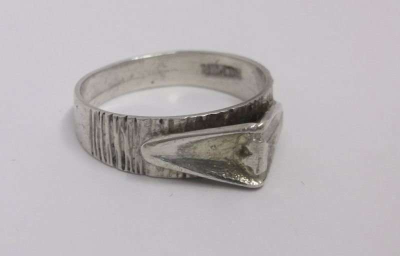 WICKED FIND !! AN UNUSUAL VINTAGE SOLID SILVER RING WITH A POINTY FACE...DANGEROUS...