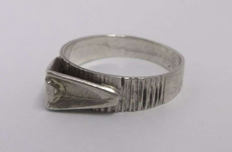 WICKED FIND !! AN UNUSUAL VINTAGE SOLID SILVER RING WITH A POINTY FACE...DANGEROUS...