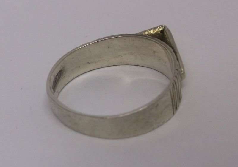 WICKED FIND !! AN UNUSUAL VINTAGE SOLID SILVER RING WITH A POINTY FACE...DANGEROUS...