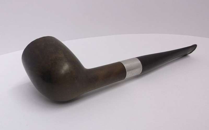 A GOOD QUALITY VINTAGE SMOKING PIPE