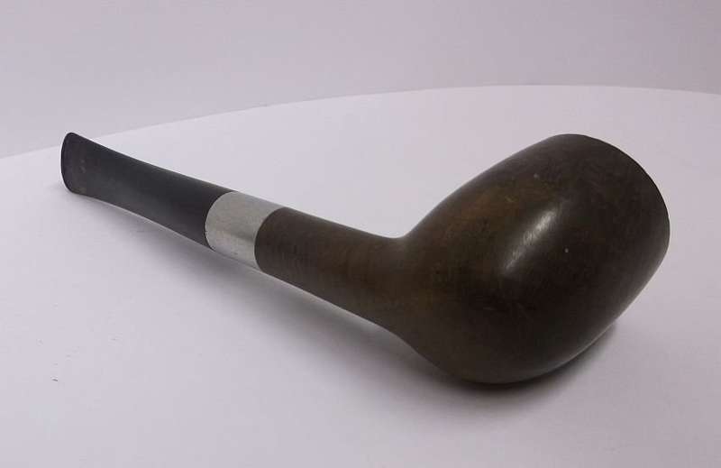 A GOOD QUALITY VINTAGE SMOKING PIPE