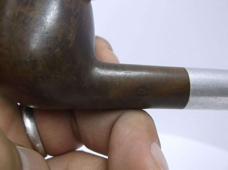 A GOOD QUALITY VINTAGE SMOKING PIPE