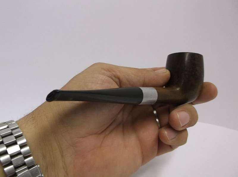A GOOD QUALITY VINTAGE SMOKING PIPE
