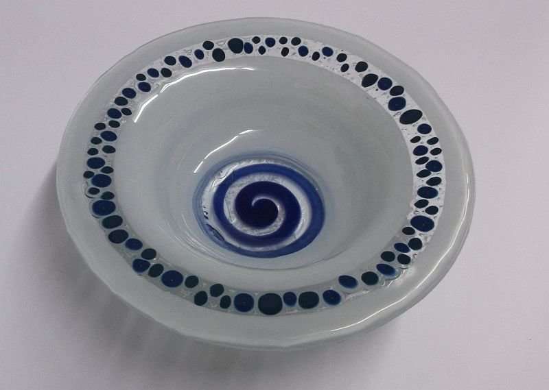 AN EYE CATCHING STUDIO ART GLASS BOWL WITH GREAT DETAIL ...MADE IN KNYSNA SA !!! JOHN ROSS ORIGINAL