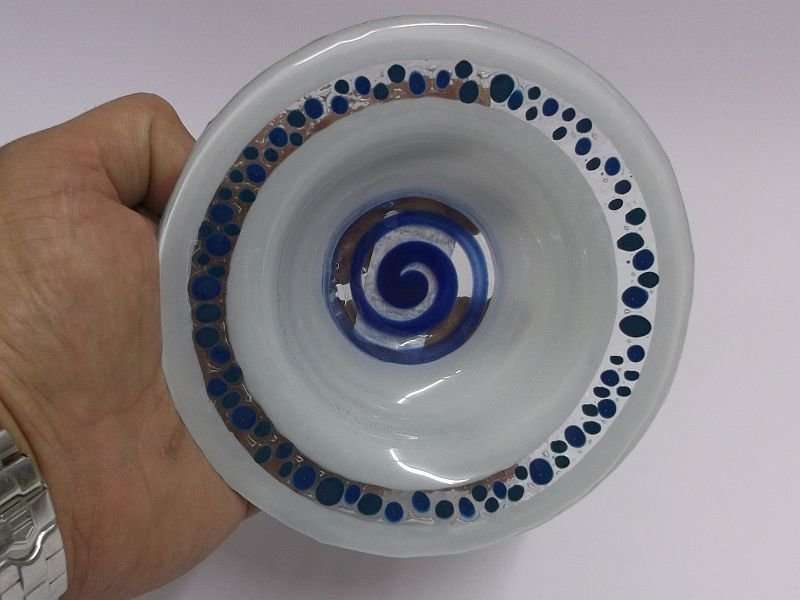 AN EYE CATCHING STUDIO ART GLASS BOWL WITH GREAT DETAIL ...MADE IN KNYSNA SA !!! JOHN ROSS ORIGINAL