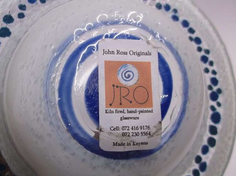 AN EYE CATCHING STUDIO ART GLASS BOWL WITH GREAT DETAIL ...MADE IN KNYSNA SA !!! JOHN ROSS ORIGINAL
