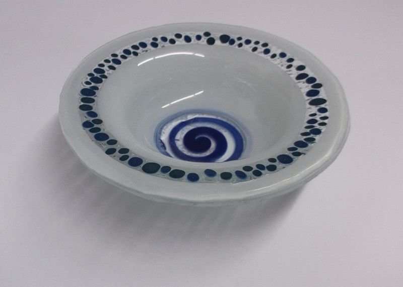 AN EYE CATCHING STUDIO ART GLASS BOWL WITH GREAT DETAIL ...MADE IN KNYSNA SA !!! JOHN ROSS ORIGINAL