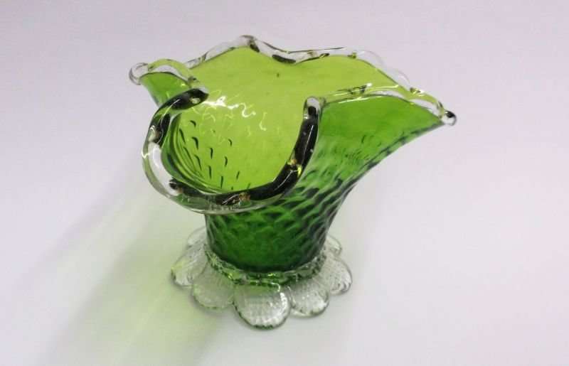 A LOVELY OLD VENETIAN GLASS SWEET BOWL WITH RARE GOLD FLAKES IN THE FRILLS...GOLDEN OLDIE !!!