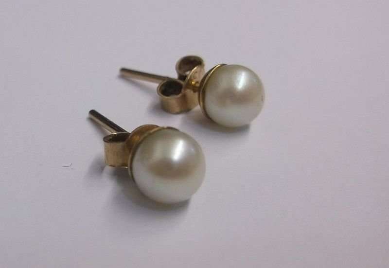 VERY CLASSY VINTAGE 9 CARAT GOLD EARRINGS SET WITH GENUINE PEARLS ....TIMELESS !!