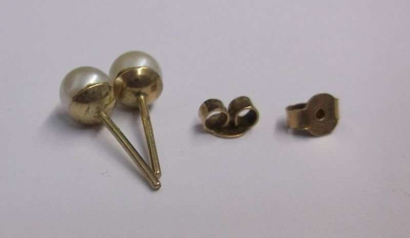 VERY CLASSY VINTAGE 9 CARAT GOLD EARRINGS SET WITH GENUINE PEARLS ....TIMELESS !!