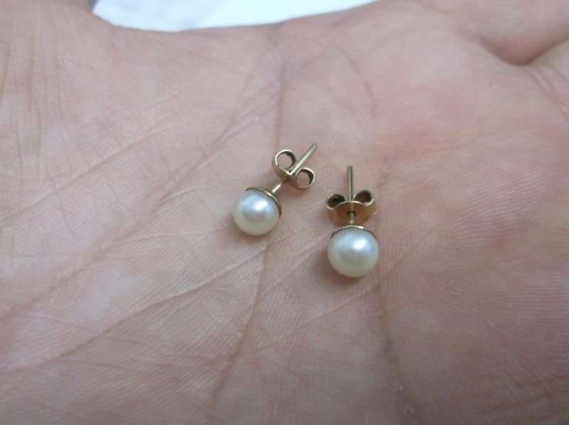 VERY CLASSY VINTAGE 9 CARAT GOLD EARRINGS SET WITH GENUINE PEARLS ....TIMELESS !!