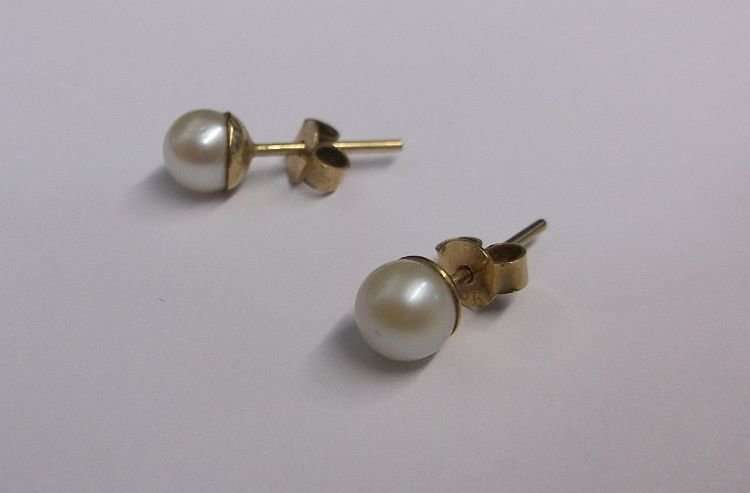 VERY CLASSY VINTAGE 9 CARAT GOLD EARRINGS SET WITH GENUINE PEARLS ....TIMELESS !!