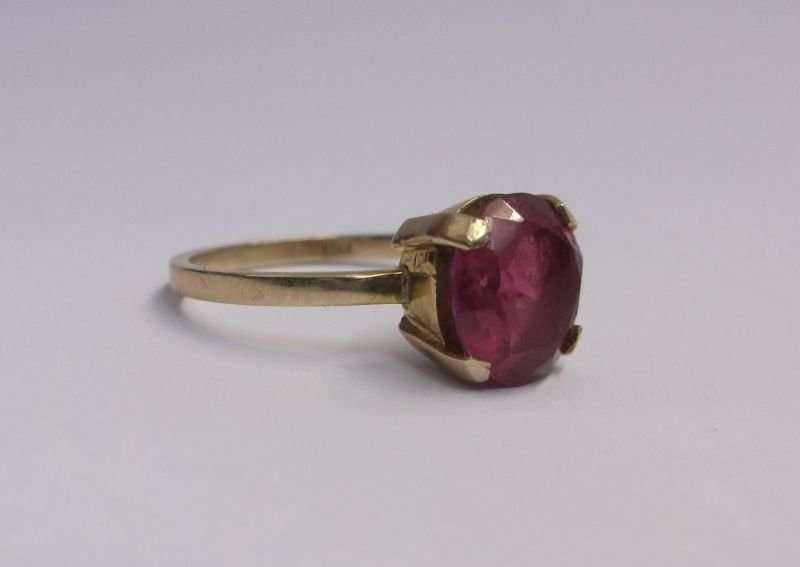 A MAGNIFICENT OLD EARLY TWENTIETH CENTURY SOLID 9 CARAT GOLD RING SET WITH A BIG GENUINE RUBY !!!