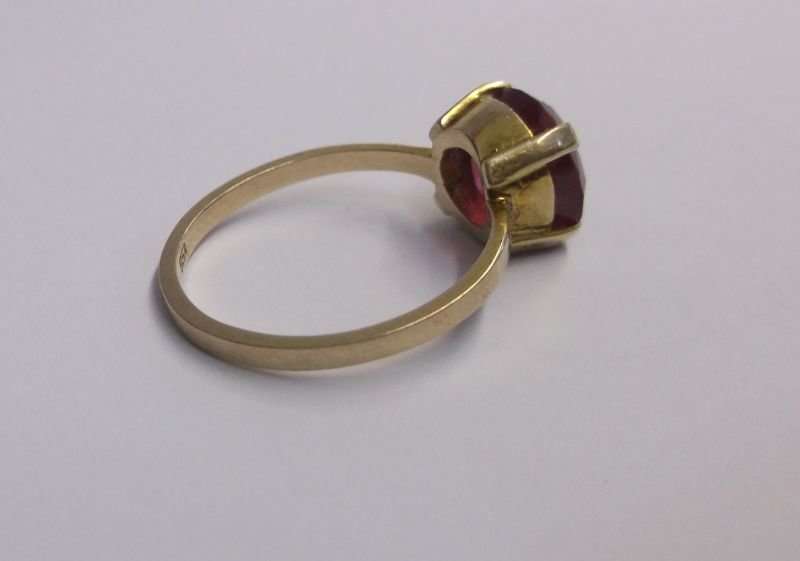 A MAGNIFICENT OLD EARLY TWENTIETH CENTURY SOLID 9 CARAT GOLD RING SET WITH A BIG GENUINE RUBY !!!