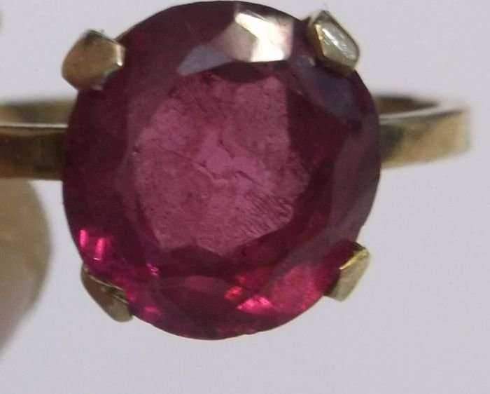 A MAGNIFICENT OLD EARLY TWENTIETH CENTURY SOLID 9 CARAT GOLD RING SET WITH A BIG GENUINE RUBY !!!