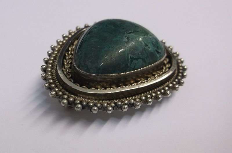 AN EXTREMELY STRIKING LARGE STERLING SILVER PENDANT WITH BIG GREEN STONE...DOUBLES AS A BROOCH !!!!