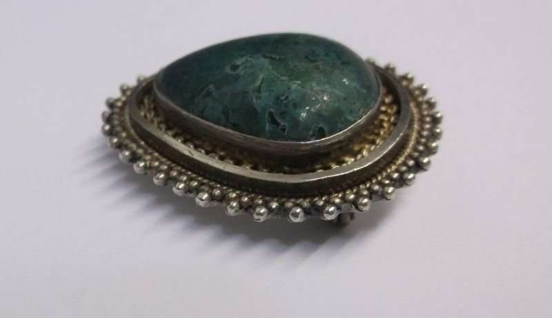 AN EXTREMELY STRIKING LARGE STERLING SILVER PENDANT WITH BIG GREEN STONE...DOUBLES AS A BROOCH !!!!