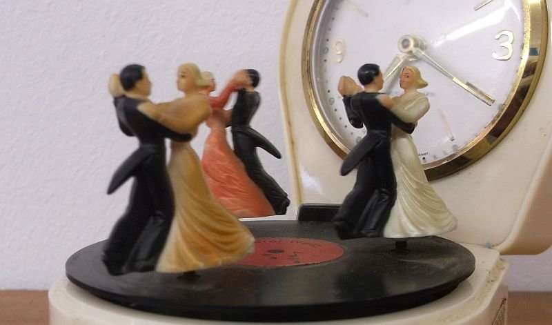 A HEART WARMING VINTAGE MUSICAL ALARM WITH MOVING "RECORD DANCERS" ...MUST SEE TO APPRECIATE !!!