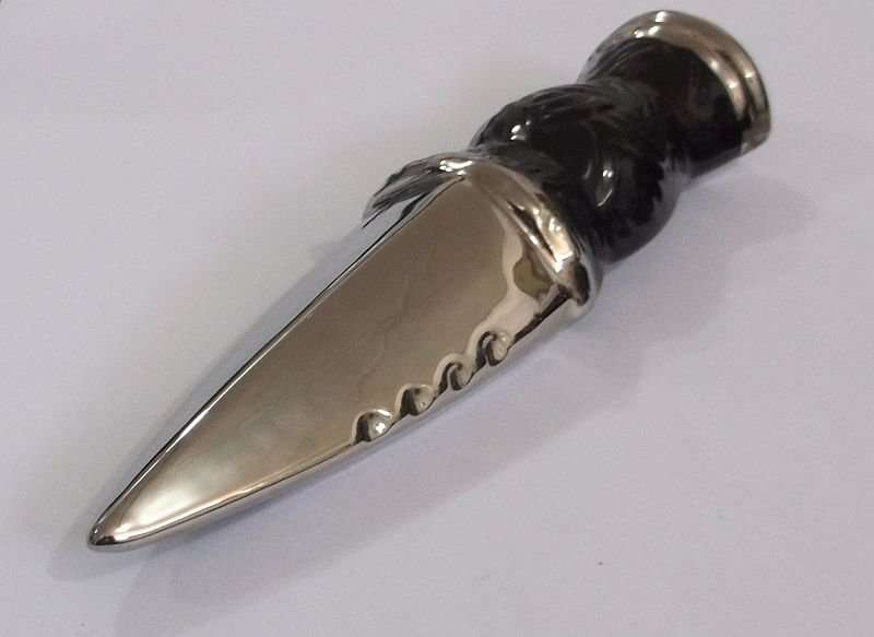 A SERIOUSLY COOL VINTAGE PORCELAIN WHISKY FLASK IN THE SHAPE OF A SCOTTISH DIRK ...AI