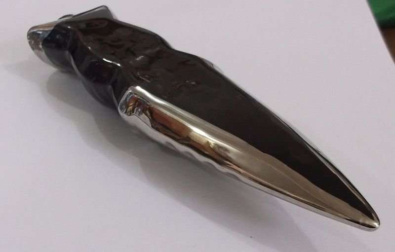 A SERIOUSLY COOL VINTAGE PORCELAIN WHISKY FLASK IN THE SHAPE OF A SCOTTISH DIRK ...AI