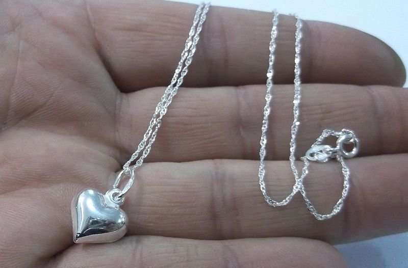 A CHARMING STERLING SILVER HEART PENDANT WITH A 45 CM STERLING SILVER NECKLACE