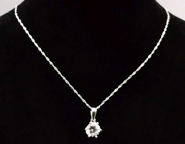 AN ELEGANT STERLING SILVER PENDANT WITH FACETED CLEAR STONE PLUS A 45 CM STERLING SILVER NECKLACE