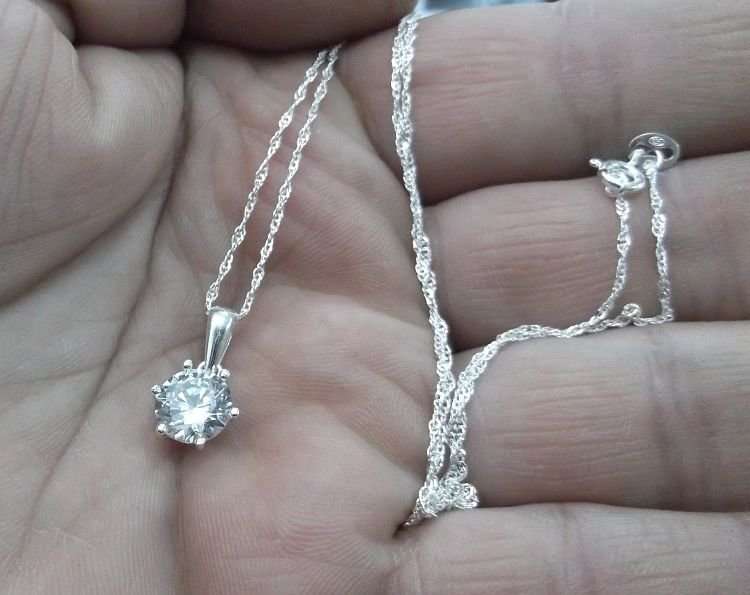 AN ELEGANT STERLING SILVER PENDANT WITH FACETED CLEAR STONE PLUS A 45 CM STERLING SILVER NECKLACE