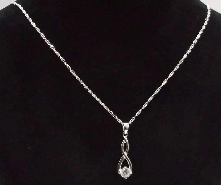 CLASSY STERLING SILVER PENDANT WITH FACETED CLEAR STONE PLUS A 45 CM STERLING SILVER NECKLACE