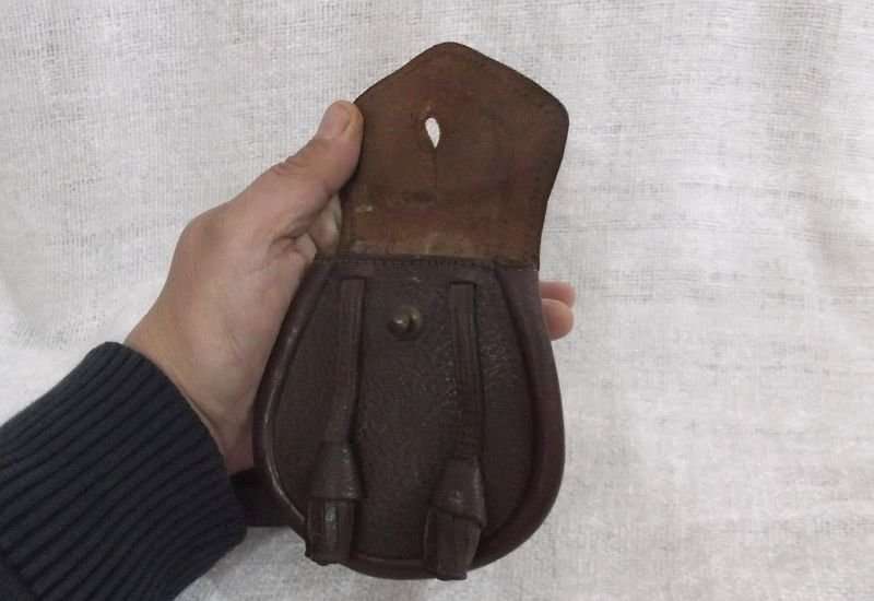 TOO CUTE !! AN OLD GENUINE LEATHER SCOTTISH SPORRAN WITH CHAIN ATTACHMENT BY PAISLEYS GLASGOW ...WOW