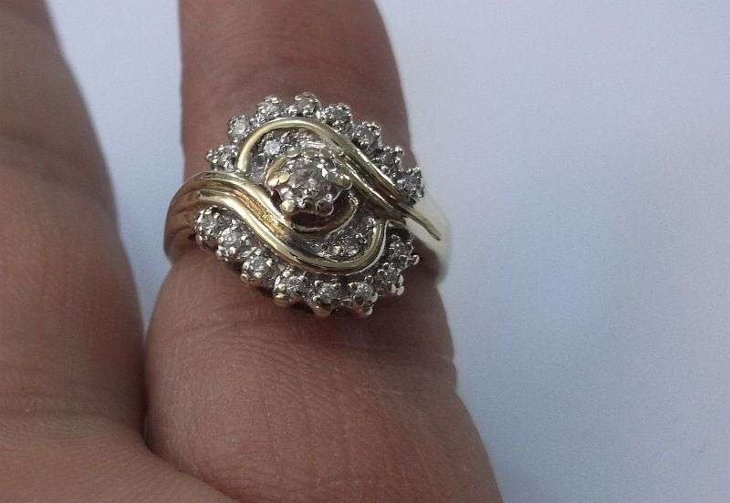 A BEAUTIFUL 9 CARAT GOLD ANGEL RING SET WITH A MIND BLOWING 19 FACETED DIAMONDS VALUED AT R 11 000