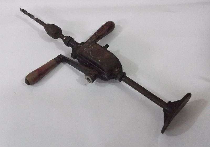 A BRILLIANT VINTAGE MANUAL DRILL IN GREAT WORKING CONDITION ...DRILL BIT INCLUDED...USE IT ANYWHERE