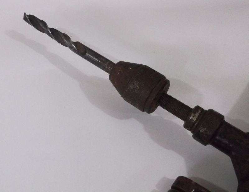 A BRILLIANT VINTAGE MANUAL DRILL IN GREAT WORKING CONDITION ...DRILL BIT INCLUDED...USE IT ANYWHERE