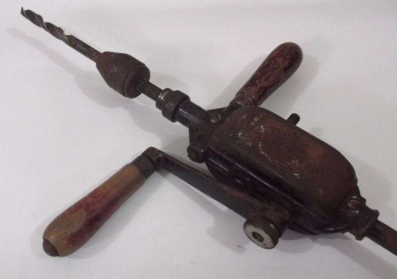 A BRILLIANT VINTAGE MANUAL DRILL IN GREAT WORKING CONDITION ...DRILL BIT INCLUDED...USE IT ANYWHERE
