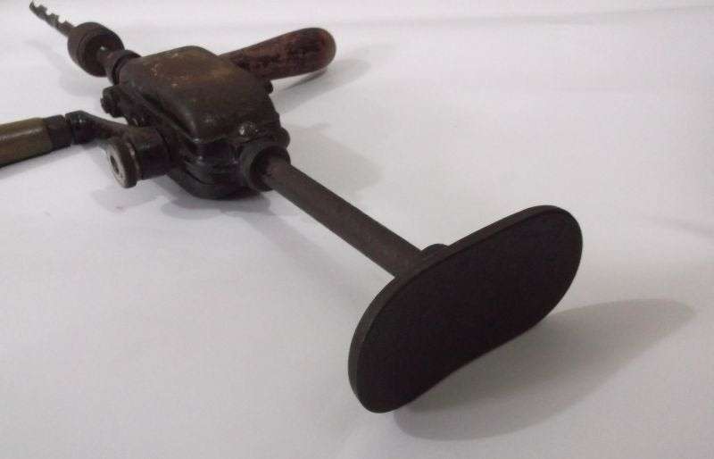 A BRILLIANT VINTAGE MANUAL DRILL IN GREAT WORKING CONDITION ...DRILL BIT INCLUDED...USE IT ANYWHERE