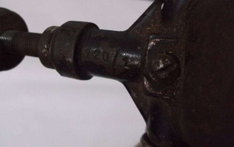 A BRILLIANT VINTAGE MANUAL DRILL IN GREAT WORKING CONDITION ...DRILL BIT INCLUDED...USE IT ANYWHERE
