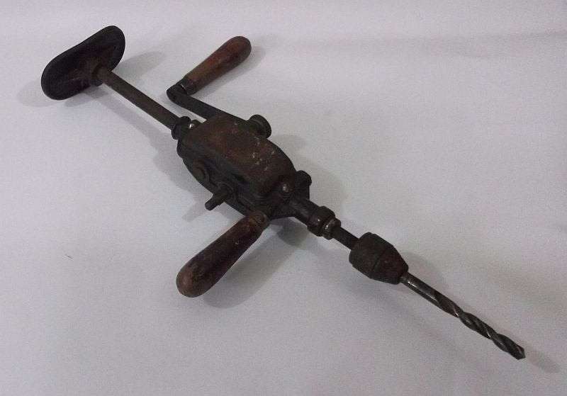 A BRILLIANT VINTAGE MANUAL DRILL IN GREAT WORKING CONDITION ...DRILL BIT INCLUDED...USE IT ANYWHERE