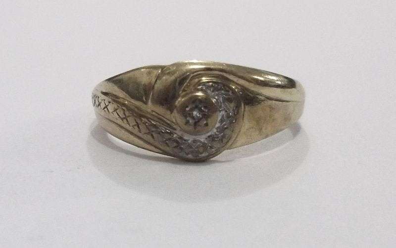 WOW !! WOW !! A SMART AND STYLISH SOLID 9 CARAT GOLD RING SET WITH A TINY DIAMOND CHIP