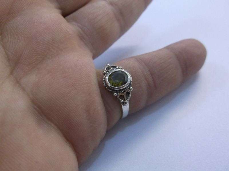 WOW !!! A VERY STYLISH SOLID STERLING SILVER RING SET WITH A FACETED GREEN STONE ....LAST ONE !!!